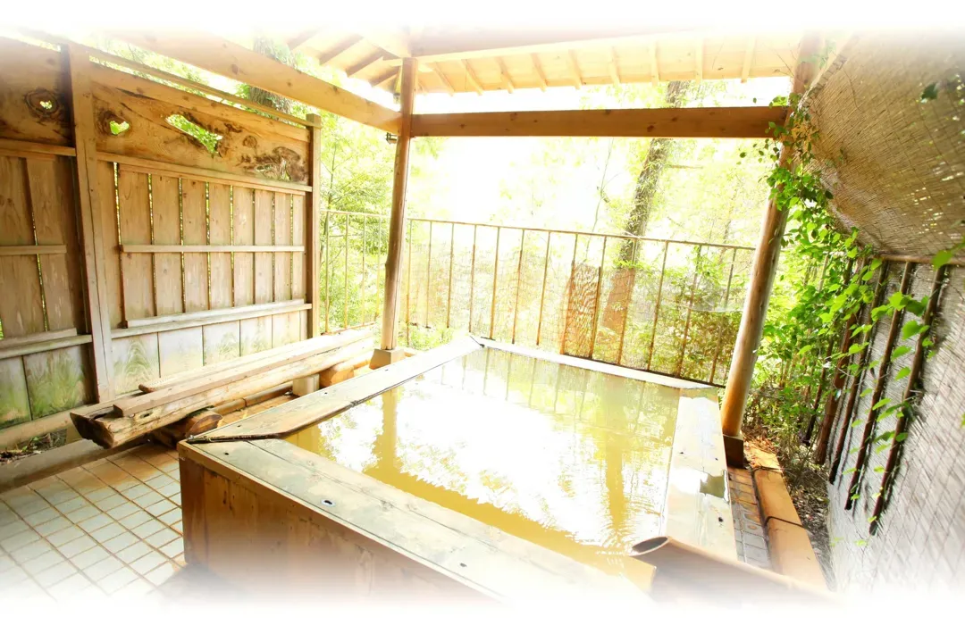 A traditional outdoor bath at Yuya Onsen Ryokan Suimei (Shinshiro-shi, Aichi, Japan)