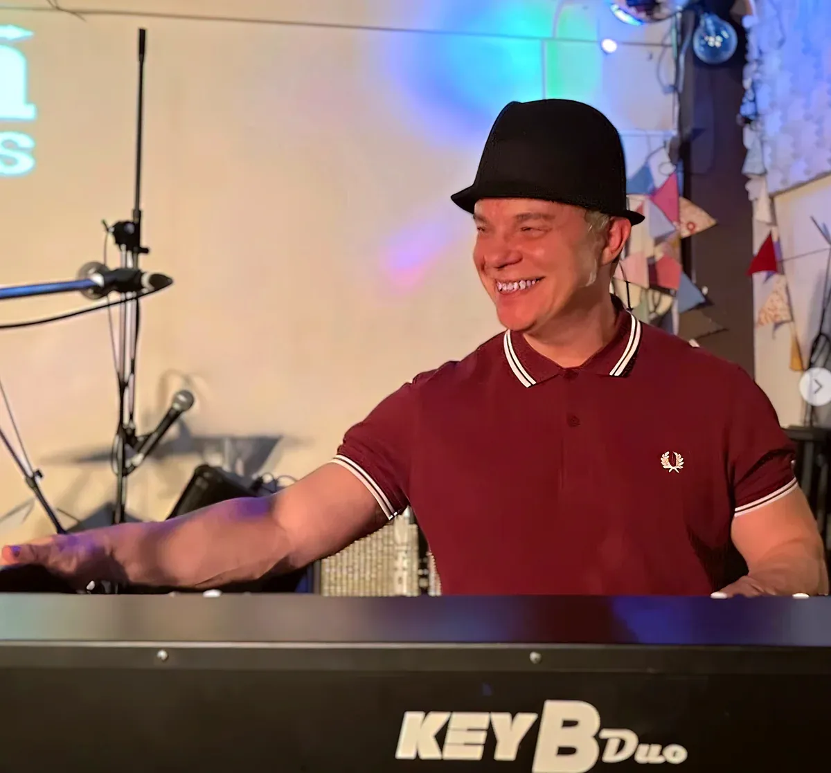 British Hammond organist Bryn Barklam performing live.